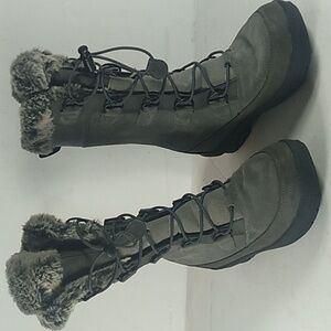 Girls all in Thermolite Eco Winter Boots Size 2 Gray and Black Boots.